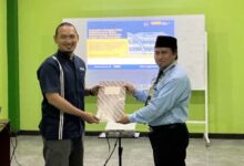 Dua perwakilan Muhammadiyah melakukan penyerahan simbolis berkas rekomendasi calon mahasiswa baru STIKes Muhammadiyah Wonosobo prodi Gizi.