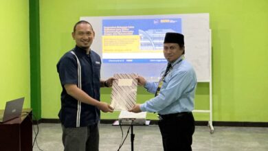 Dua perwakilan Muhammadiyah melakukan penyerahan simbolis berkas rekomendasi calon mahasiswa baru STIKes Muhammadiyah Wonosobo prodi Gizi.