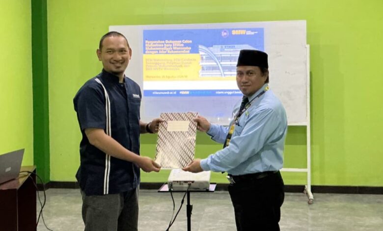 Dua perwakilan Muhammadiyah melakukan penyerahan simbolis berkas rekomendasi calon mahasiswa baru STIKes Muhammadiyah Wonosobo prodi Gizi.