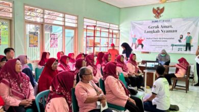 Suasana penyuluhan kesehatan dan skrining keseimbangan lansia oleh Tim Fisioterapis UMS di Puskesmas Mojolaban. Puluhan ibu lansia tampak duduk menyimak materi dengan spanduk bertuliskan 'Gerak Aman, Langkah Nyaman' di latar belakang.