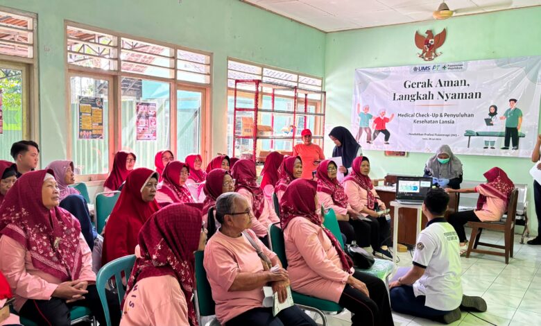 Suasana penyuluhan kesehatan dan skrining keseimbangan lansia oleh Tim Fisioterapis UMS di Puskesmas Mojolaban. Puluhan ibu lansia tampak duduk menyimak materi dengan spanduk bertuliskan 'Gerak Aman, Langkah Nyaman' di latar belakang.