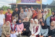 Tim PPK Ormawa UMP bersama dosen, perangkat desa, dan kader kesehatan berfoto bersama saat peresmian Kebun TOGA Anti Hipertensi di Desa Kebocoran Banyumas.