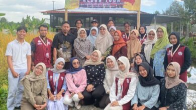 Tim PPK Ormawa UMP bersama dosen, perangkat desa, dan kader kesehatan berfoto bersama saat peresmian Kebun TOGA Anti Hipertensi di Desa Kebocoran Banyumas.