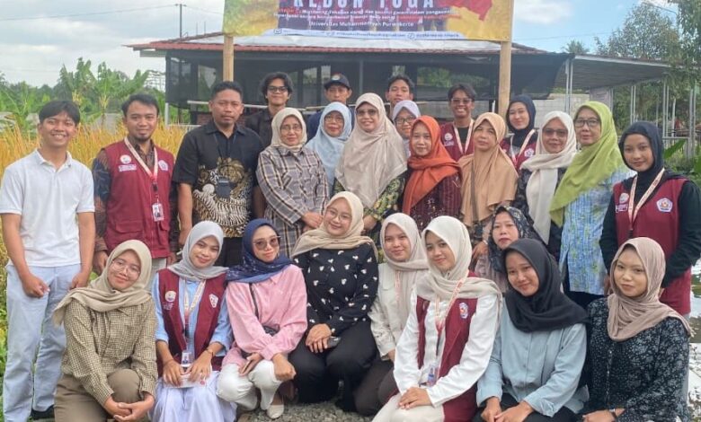 Tim PPK Ormawa UMP bersama dosen, perangkat desa, dan kader kesehatan berfoto bersama saat peresmian Kebun TOGA Anti Hipertensi di Desa Kebocoran Banyumas.