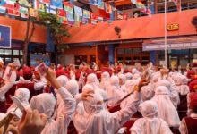 siswa SD Muhammadiyah 1 Solo antusias mengikuti upacara bendera dan Peringatan Maulid Nabi 2026 di halaman sekolah.