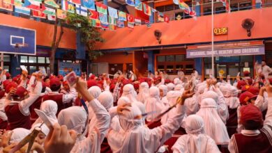 siswa SD Muhammadiyah 1 Solo antusias mengikuti upacara bendera dan Peringatan Maulid Nabi 2026 di halaman sekolah.