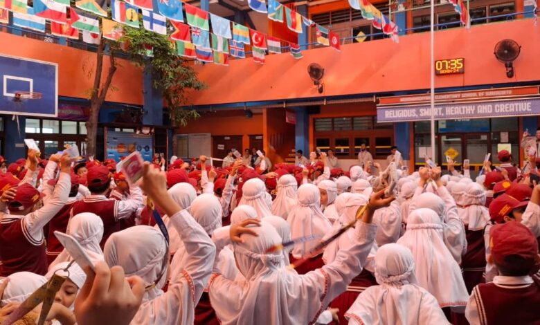 siswa SD Muhammadiyah 1 Solo antusias mengikuti upacara bendera dan Peringatan Maulid Nabi 2026 di halaman sekolah.