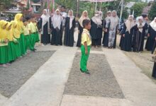 Siswa belia TK ABA 02 Sirau Kemranjen Banyumas bertugas dalam Peringatan Milad PAUD Aisyiyah ke 107.