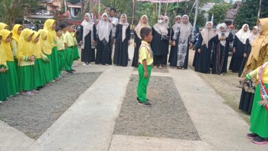 Siswa belia TK ABA 02 Sirau Kemranjen Banyumas bertugas dalam Peringatan Milad PAUD Aisyiyah ke 107.