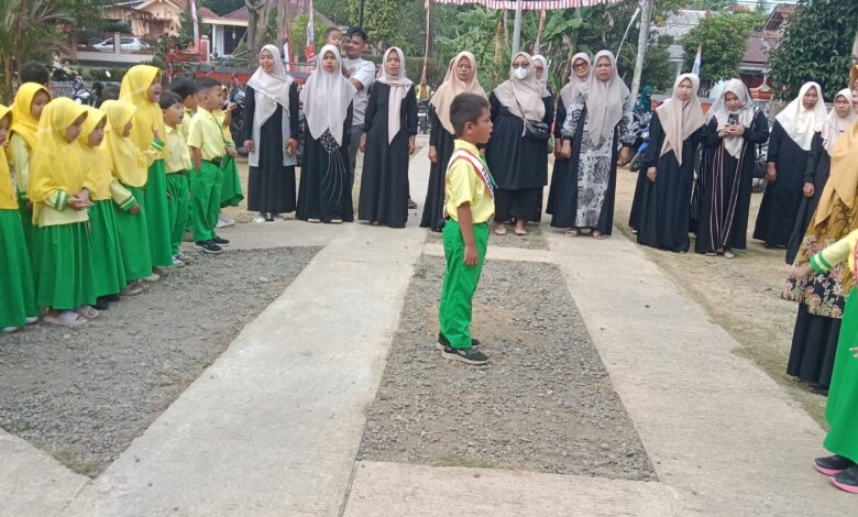 Siswa belia TK ABA 02 Sirau Kemranjen Banyumas bertugas dalam Peringatan Milad PAUD Aisyiyah ke 107.