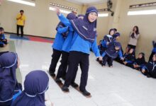 Siswa SD Muhammadiyah PK Solo antusias bermain permainan tradisional anak bakiak dalam acara Parents Day.