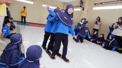 Siswa SD Muhammadiyah PK Solo antusias bermain permainan tradisional anak bakiak dalam acara Parents Day.