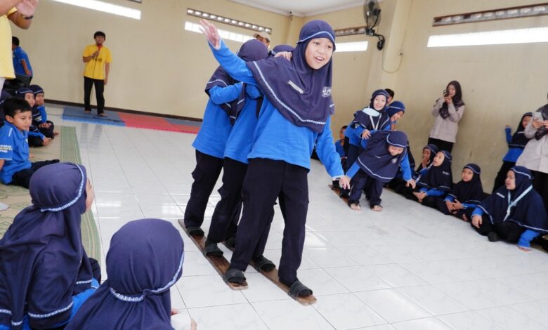 Siswa SD Muhammadiyah PK Solo antusias bermain permainan tradisional anak bakiak dalam acara Parents Day.