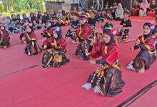 Kelompok anak-anak madrasah menampilkan pertunjukan tari tradisional kolosal dengan kostum merah-kuning dalam acara Gebyar Seni Budaya Madukoro, Magelang.