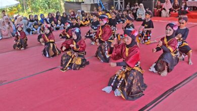 Kelompok anak-anak madrasah menampilkan pertunjukan tari tradisional kolosal dengan kostum merah-kuning dalam acara Gebyar Seni Budaya Madukoro, Magelang.