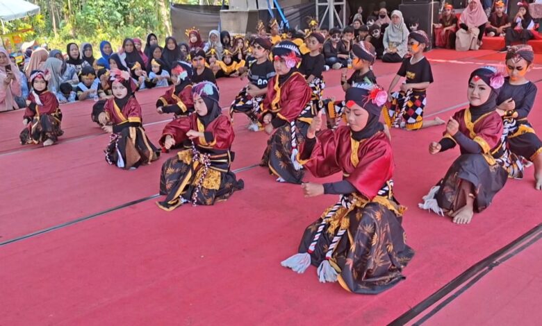 Kelompok anak-anak madrasah menampilkan pertunjukan tari tradisional kolosal dengan kostum merah-kuning dalam acara Gebyar Seni Budaya Madukoro, Magelang.