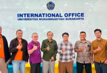 Perwakilan PTI UMS, Sivali Cloud Technology, dan Ubuntu Indonesia berfoto bersama usai diskusi sertifikasi AI Canonical di UMS.