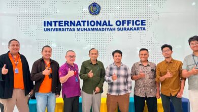 Perwakilan PTI UMS, Sivali Cloud Technology, dan Ubuntu Indonesia berfoto bersama usai diskusi sertifikasi AI Canonical di UMS.