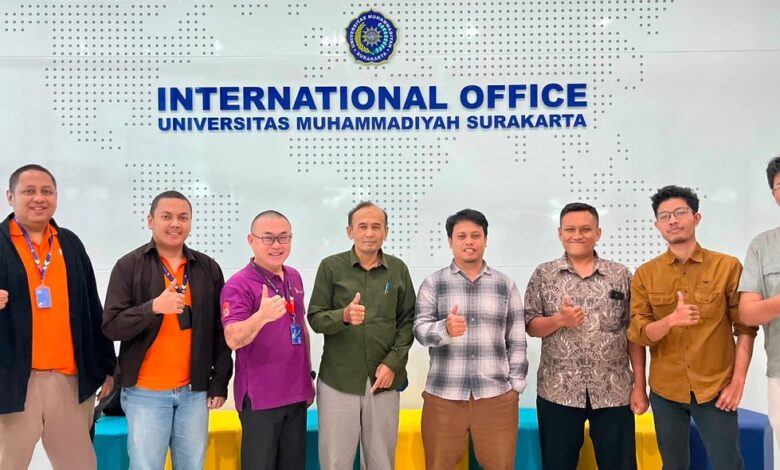 Perwakilan PTI UMS, Sivali Cloud Technology, dan Ubuntu Indonesia berfoto bersama usai diskusi sertifikasi AI Canonical di UMS.