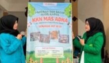 Empat mahasiswa KKN MAs memamerkan banner Pameran dan Bazar Hasil Karya Semarak HUT ke-81 RI di Desa Pandesari Malang