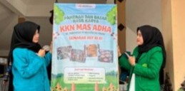 Empat mahasiswa KKN MAs memamerkan banner Pameran dan Bazar Hasil Karya Semarak HUT ke-81 RI di Desa Pandesari Malang