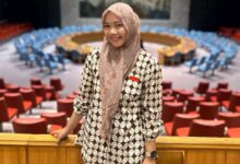 Putri Amalia Rizkina dosen UMP penerima Beasiswa Fulbright FLTA berdiri mengenakan baju batik.