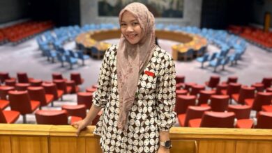Putri Amalia Rizkina dosen UMP penerima Beasiswa Fulbright FLTA berdiri mengenakan baju batik.