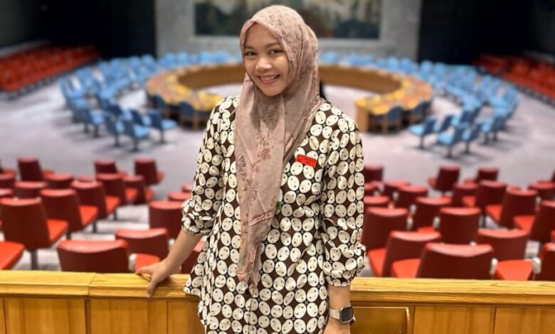 Putri Amalia Rizkina dosen UMP penerima Beasiswa Fulbright FLTA berdiri mengenakan baju batik.