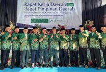 Jajaran pimpinan PDM Temanggung foto bersama dengan pose mengacungkan jempol di panggung Rakerda PDM Temanggung SMK Muhammadiyah 1.