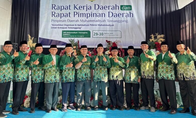 Jajaran pimpinan PDM Temanggung foto bersama dengan pose mengacungkan jempol di panggung Rakerda PDM Temanggung SMK Muhammadiyah 1.