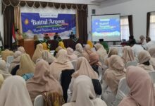 Pembicara memberikan materi dalam pembukaan kegiatan Baitul Arqam Lanjutan insan RS PKU Muhammadiyah Wonosobo di aula Tambi Tea Resort.