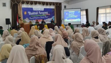 Pembicara memberikan materi dalam pembukaan kegiatan Baitul Arqam Lanjutan insan RS PKU Muhammadiyah Wonosobo di aula Tambi Tea Resort.
