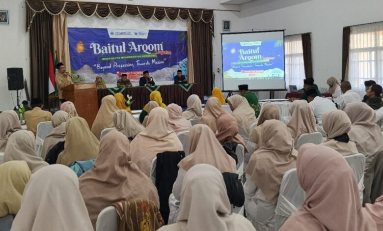 Pembicara memberikan materi dalam pembukaan kegiatan Baitul Arqam Lanjutan insan RS PKU Muhammadiyah Wonosobo di aula Tambi Tea Resort.