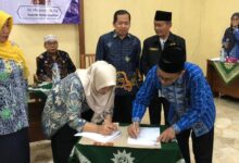 Penandatanganan nota kesepahaman MoU antara SD Muhammadiyah Jepara dan Rumah Kearifan untuk program branding sekolah digital.