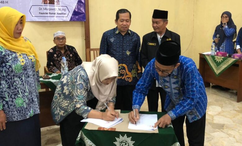 Penandatanganan nota kesepahaman MoU antara SD Muhammadiyah Jepara dan Rumah Kearifan untuk program branding sekolah digital.