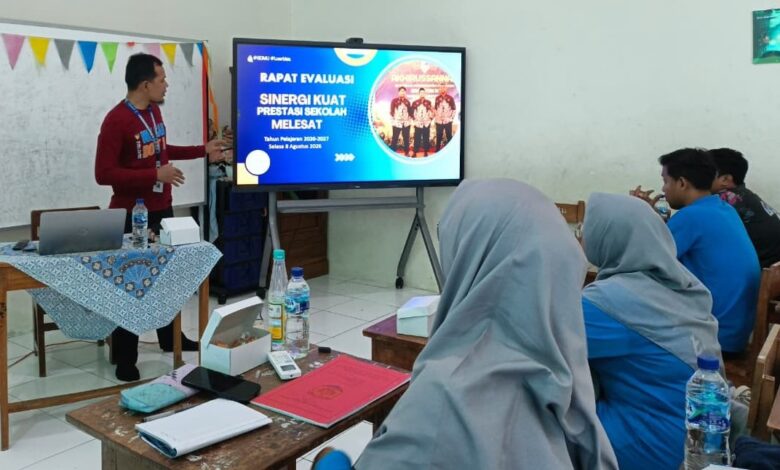Plt Kepala SDMU Unggulan Gubug Abd Kiddatul Rohman memberikan paparan saat evaluasi pembelajaran guru di ruang kelas