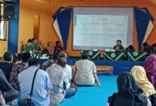 Orang tua siswa SMP Mutual Kota Magelang menyimak presentasi materi Sekolah Orang Tua SMP Mutual Magelang.