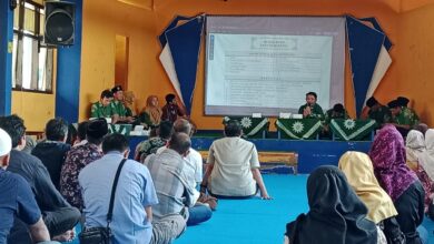 Orang tua siswa SMP Mutual Kota Magelang menyimak presentasi materi Sekolah Orang Tua SMP Mutual Magelang.