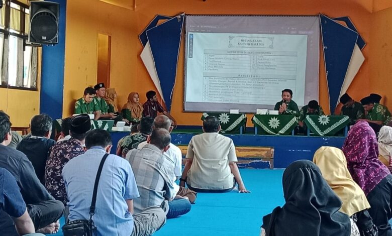 Orang tua siswa SMP Mutual Kota Magelang menyimak presentasi materi Sekolah Orang Tua SMP Mutual Magelang.