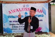 Mudir PonpesMu Manafiul Ulum Sambi Pujiono menyampaikan materi seminar parenting MI Muhammadiyah Blumbang Boyolali