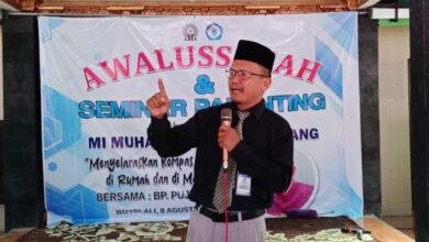 Mudir PonpesMu Manafiul Ulum Sambi Pujiono menyampaikan materi seminar parenting MI Muhammadiyah Blumbang Boyolali