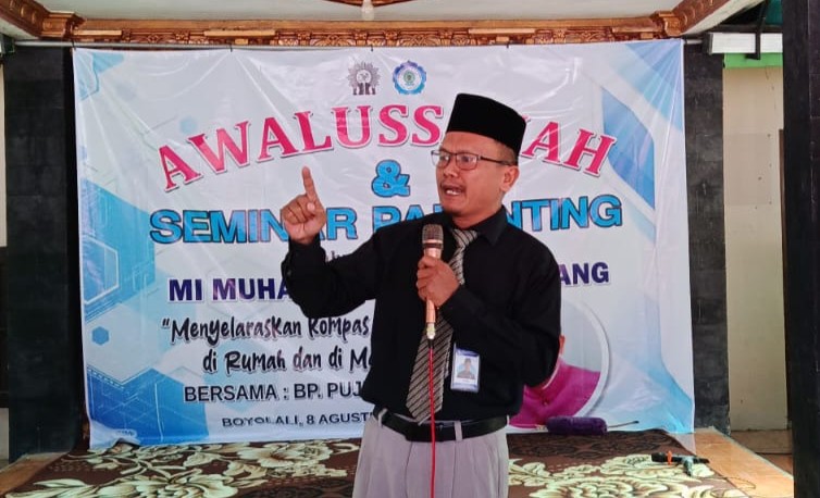 Mudir PonpesMu Manafiul Ulum Sambi Pujiono menyampaikan materi seminar parenting MI Muhammadiyah Blumbang Boyolali