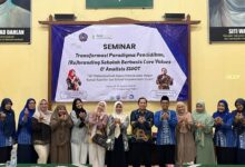 Peserta dan narasumber foto bersama dalam Seminar Transformasi Paradigma Pendidikan SD Muhammadiyah Jepara bareng Rumah Kearifan.