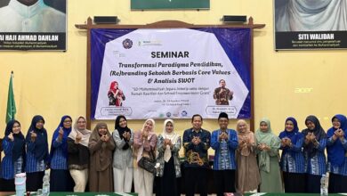 Peserta dan narasumber foto bersama dalam Seminar Transformasi Paradigma Pendidikan SD Muhammadiyah Jepara bareng Rumah Kearifan.