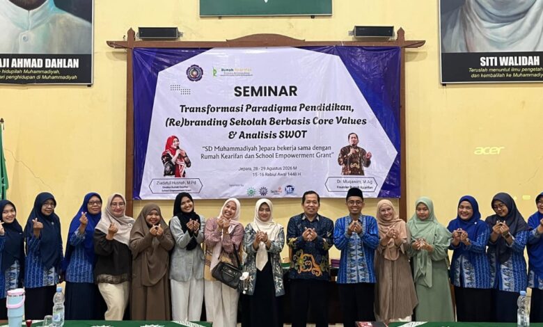 Peserta dan narasumber foto bersama dalam Seminar Transformasi Paradigma Pendidikan SD Muhammadiyah Jepara bareng Rumah Kearifan.