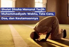 Seorang muslim melaksanakan sholat Dhuha di masjid sesuai tuntunan Tarjih Muhammadiyah