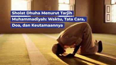 Seorang muslim melaksanakan sholat Dhuha di masjid sesuai tuntunan Tarjih Muhammadiyah