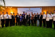 Foto bersama pengurus pusat Dewan Pergerakan Advokat Republik Indonesia (DePA-RI) pada acara Sidang Terbuka Dewan Pimpinan Pusat. Terlihat Ketua Umum DePA-RI TM Luthfi Yazid dan jajaran advokat berpose di depan spanduk acara di sebuah lokasi outdoor di Summer Day Hotel Banjarbaru, dengan latar belakang dinding kayu dan rumput hijau.