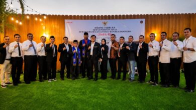 Foto bersama pengurus pusat Dewan Pergerakan Advokat Republik Indonesia (DePA-RI) pada acara Sidang Terbuka Dewan Pimpinan Pusat. Terlihat Ketua Umum DePA-RI TM Luthfi Yazid dan jajaran advokat berpose di depan spanduk acara di sebuah lokasi outdoor di Summer Day Hotel Banjarbaru, dengan latar belakang dinding kayu dan rumput hijau.