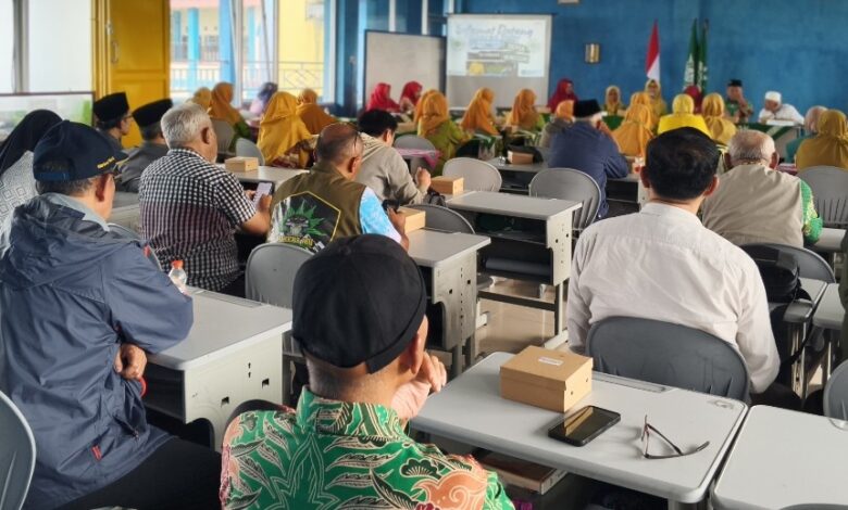 Suasana pertemuan silaturahmi rombongan PCM Sukmajaya Depok di Aula SD MBF Al Adzkiya Wonosobo.